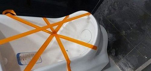 홍지동 하수구막힘 점검 전 배수구 증상과 주변 상태를 살피는 모습